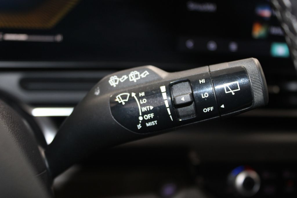 Used 2025 Kia Carnival FWD image 36