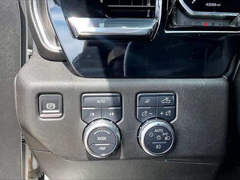 Used 2025 GMC Sierra 1500 SLT AWD/4WD image 36