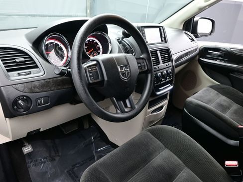 Used 2018 Dodge Grand Caravan SE w/ UConnect Hands-Free Group image 12