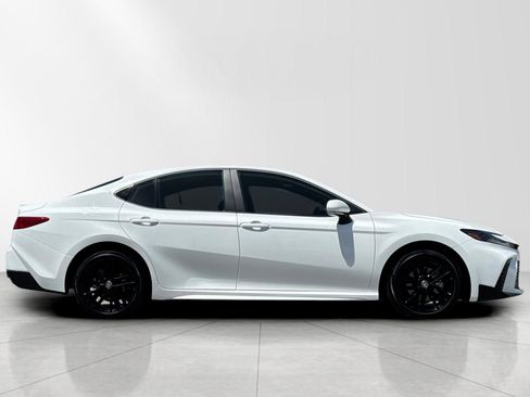 Used 2025 Toyota Camry SE w/ Convenience Package FWD image 4