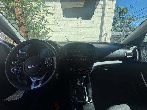 Used 2025 Kia Soul LX w/ LX Technology Package FWD image 29