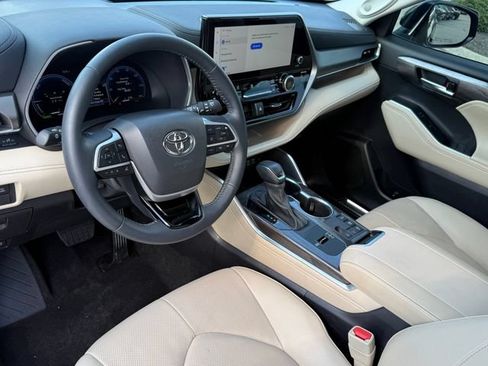Used 2025 Toyota Highlander Limited AWD/4WD image 10