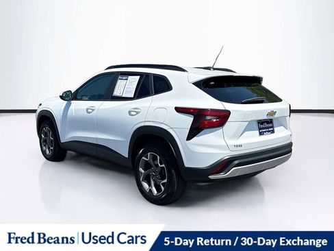 Used 2025 Chevrolet Trax LT FWD image 7