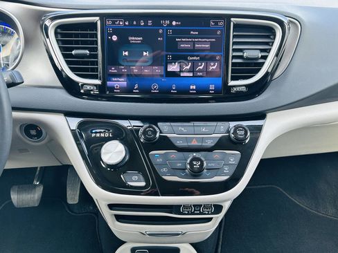 Used 2023 Chrysler Pacifica Touring-L image 20