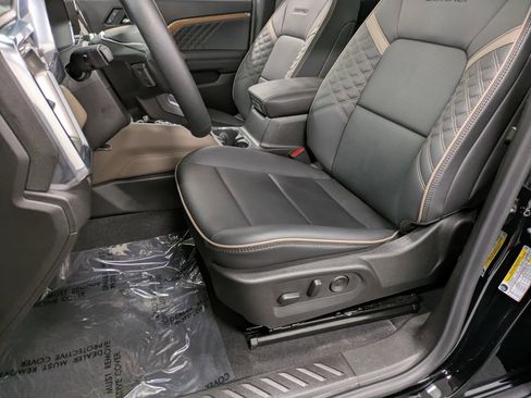 Used 2025 GMC Canyon Denali AWD/4WD image 12