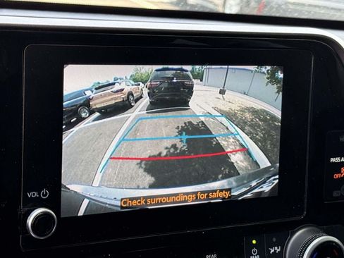 Used 2023 Toyota Highlander LE AWD/4WD image 4