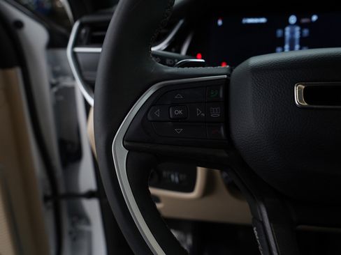 Used 2023 Jeep Grand Cherokee Limited w/ Luxury Tech Group II image 23