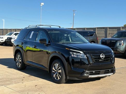 New 2025 Nissan Pathfinder SL image 6