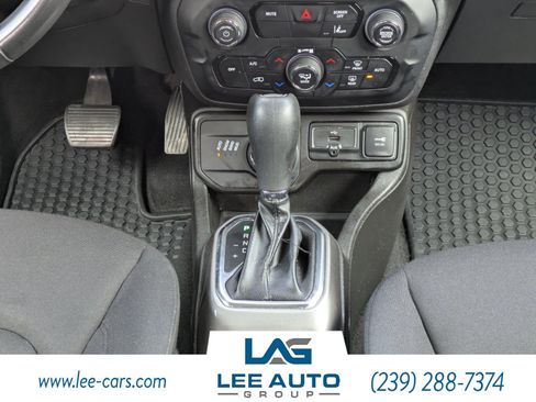 Used 2022 Jeep Renegade Latitude AWD/4WD image 16