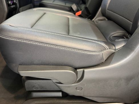 Used 2025 Chevrolet Traverse LT image 28