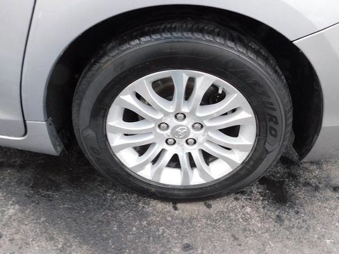 Used 2012 Toyota Sienna XLE image 16