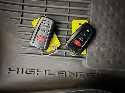 Used 2022 Toyota Highlander XLE AWD/4WD image 36