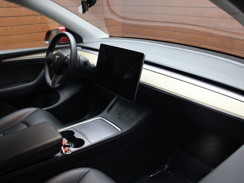 Used 2022 Tesla Model Y Long Range image 6