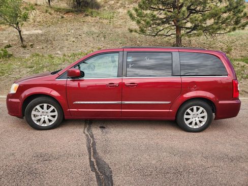 Used 2014 Chrysler Town & Country Touring FWD image 15