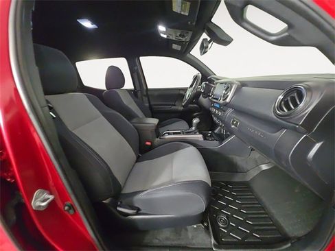 Used 2022 Toyota Tacoma TRD Off-Road image 15