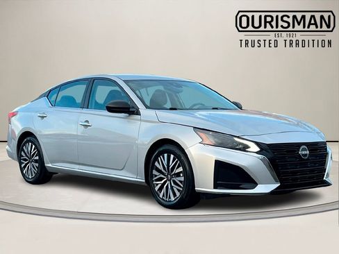 Used 2024 Nissan Altima 2.5 SV image 1