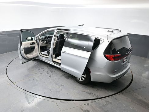 Used 2024 Chrysler Pacifica Limited FWD image 59