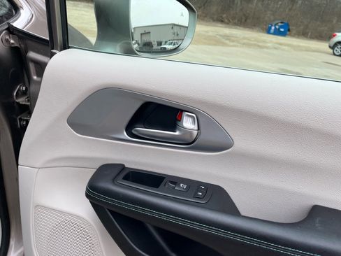 Used 2018 Chrysler Pacifica Touring Plus image 35