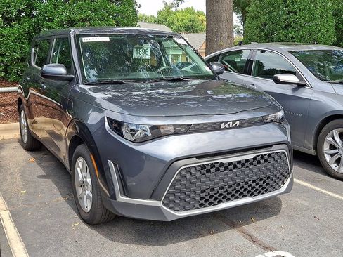Used 2025 Kia Soul LX w/ LX Technology Package FWD image 2