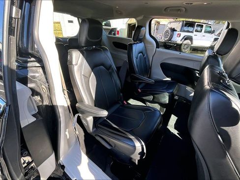 Used 2024 Chrysler Pacifica Touring-L image 23