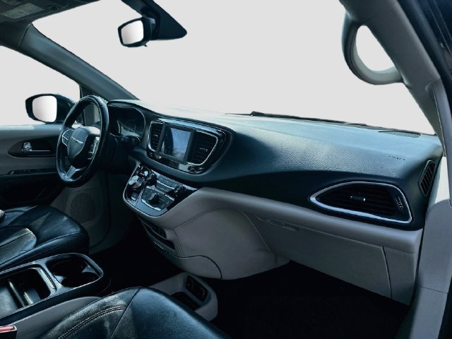 Used 2018 Chrysler Pacifica Touring-L w/ Tire & Wheel Group FWD image 30