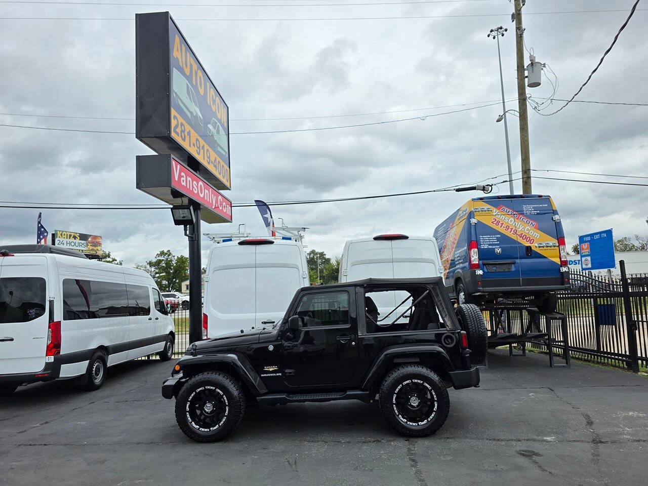 Used 2015 Jeep Wrangler Sahara w/ Connectivity Group AWD/4WD image 4