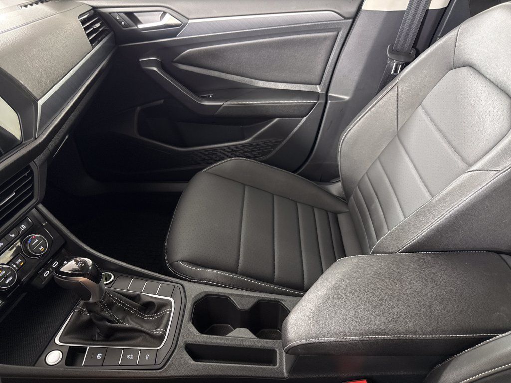 Used 2024 Volkswagen Jetta SE w/ Panoramic Sunroof Package FWD image 21
