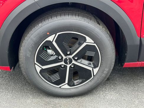 Certified 2025 Kia Niro EX FWD image 11