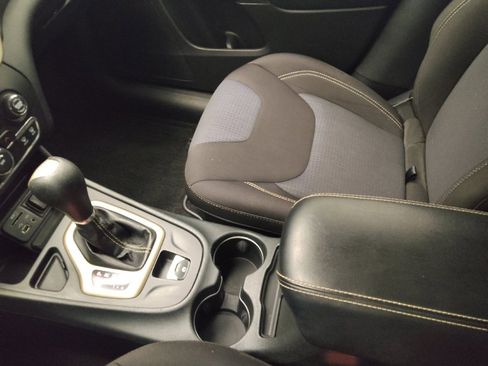 Used 2015 Jeep Cherokee Latitude FWD image 26