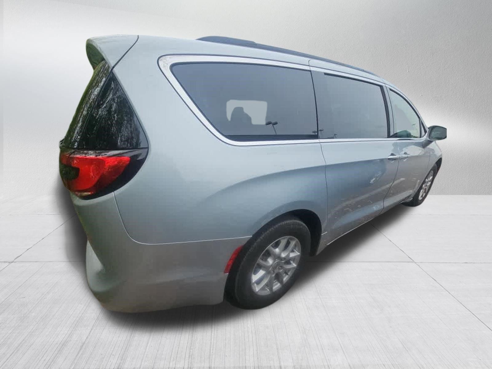 Used 2022 Chrysler Pacifica Touring-L FWD image 4