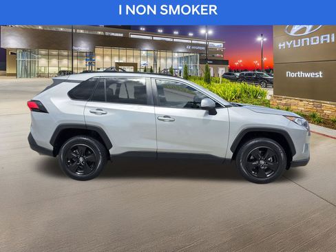 Used 2019 Toyota RAV4 XLE FWD image 6