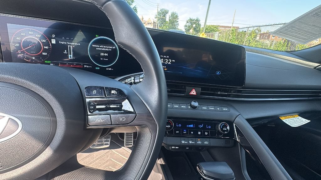 Used 2025 Hyundai Elantra SEL FWD image 15