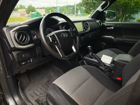 Used 2021 Toyota Tacoma TRD Off-Road w/ Technology Package AWD/4WD image 23