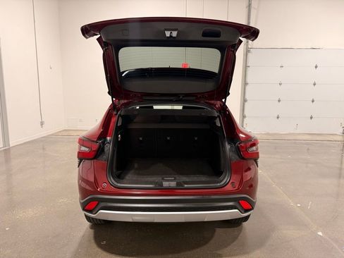 Used 2025 Chevrolet Trax LT w/ LT Convenience Package image 9