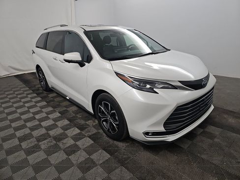 Used 2025 Toyota Sienna Platinum AWD/4WD image 2