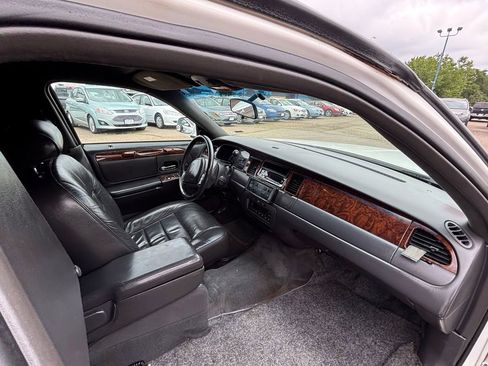 Used 2001 Lincoln Town Car Executive image 13