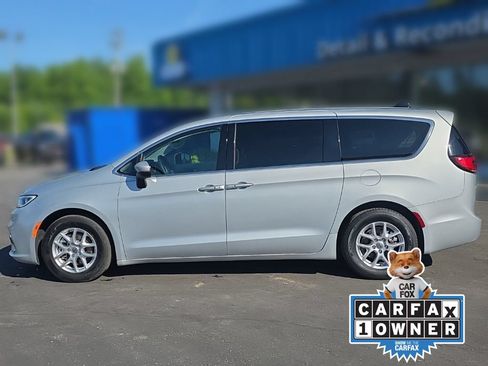 Used 2023 Chrysler Pacifica Touring-L FWD image 3