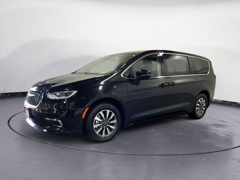 Used 2023 Chrysler Pacifica Touring-L FWD image 3
