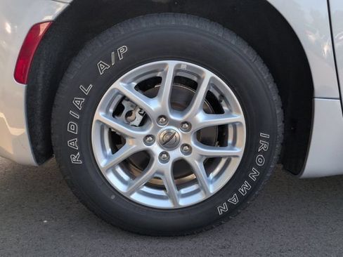 Used 2023 Chrysler Pacifica Touring-L FWD image 12