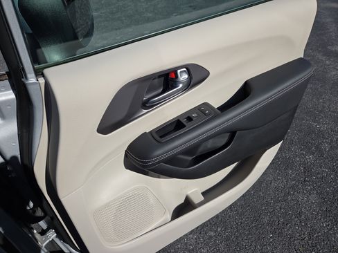 Used 2023 Chrysler Pacifica Touring-L AWD/4WD image 18