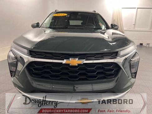 Used 2025 Chevrolet Trax LT FWD image 2