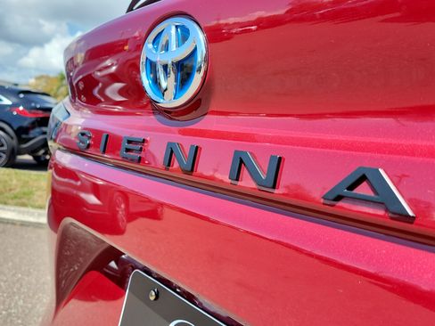 Used 2024 Toyota Sienna XLE image 7