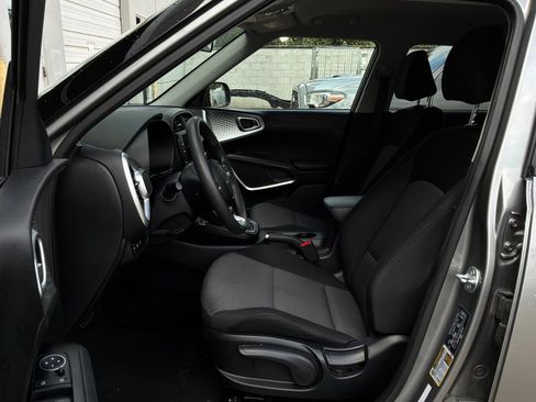 Used 2025 Kia Soul LX w/ LX Technology Package FWD image 10