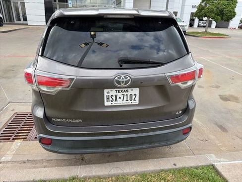 Used 2016 Toyota Highlander Plus FWD image 4