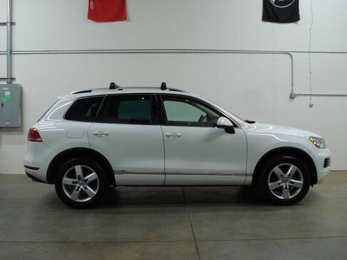 Used 2013 Volkswagen Touareg Sport image 2