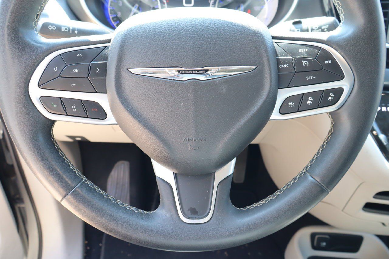 Used 2024 Chrysler Pacifica Touring-L FWD image 12