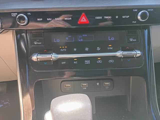 Used 2024 Kia Carnival EX FWD image 18