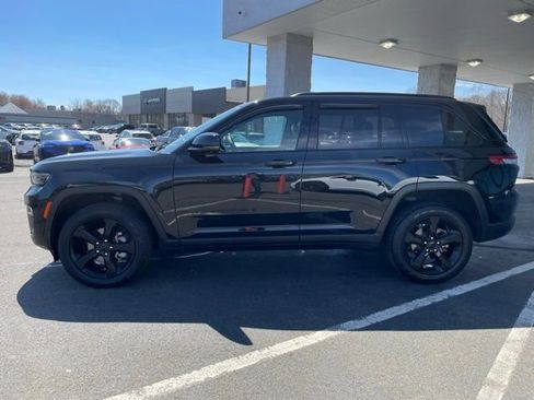 Used 2024 Jeep Grand Cherokee Limited w/ Luxury Tech Group II image 36