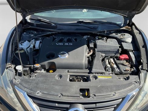 Used 2017 Nissan Altima 3.5 SL w/ 3.5SL Technology Package image 9