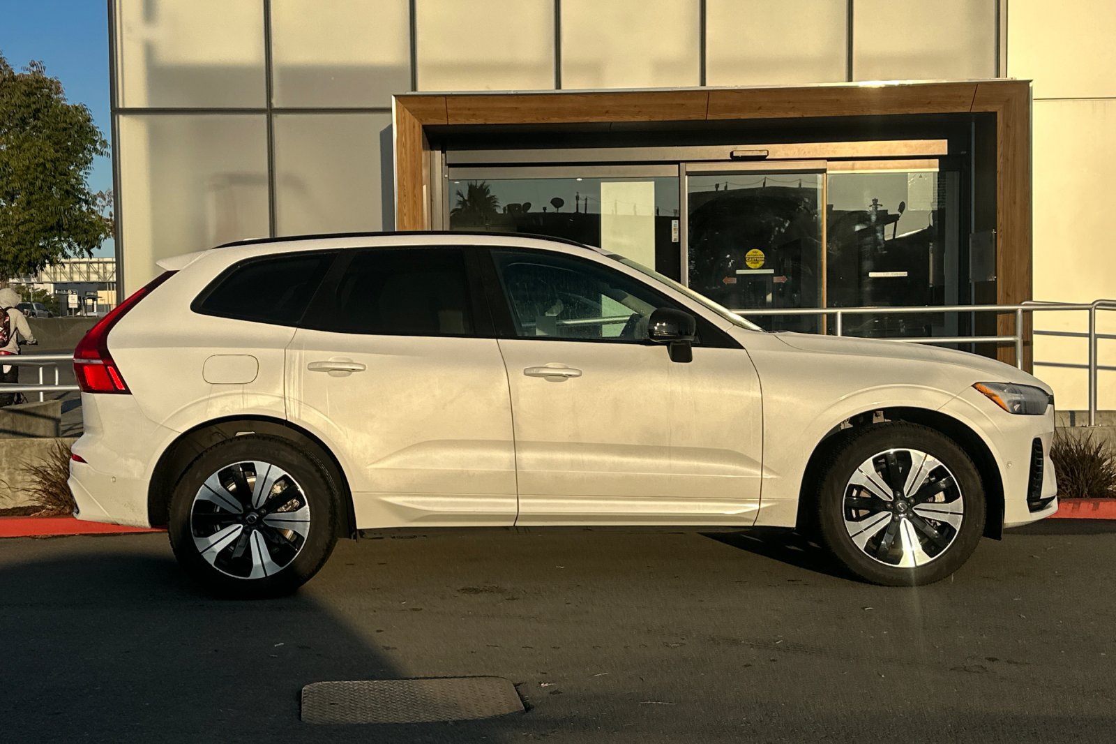 Certified 2024 Volvo XC60 T8 Plus AWD/4WD image 9